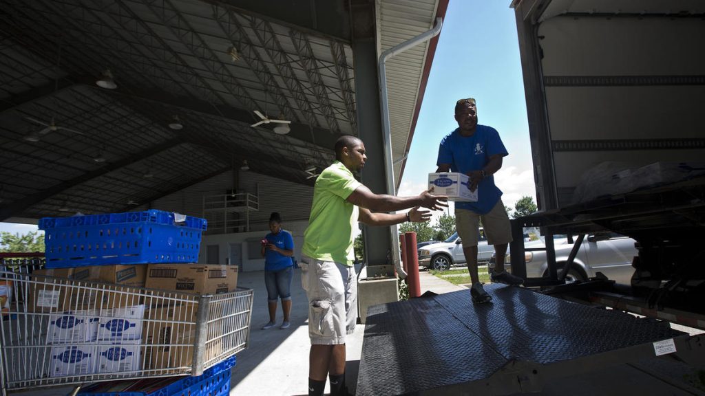 Foodbank distributes food in Southeast Newport News (Kaitlin McKeown / Daily Press)